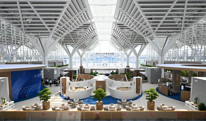 这是在国家会展中心(天津)拍摄的2025夏季达沃斯论坛新领军者村一景(6月22日摄)。图片均为新华每日电讯记者赵子硕摄